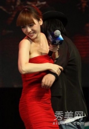娱乐圈十大豪放女星当众邀人摸胸