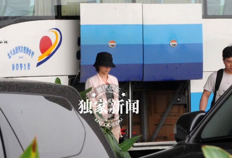 董卿低调装扮素颜独自回京 面色疲惫疑劳累过度