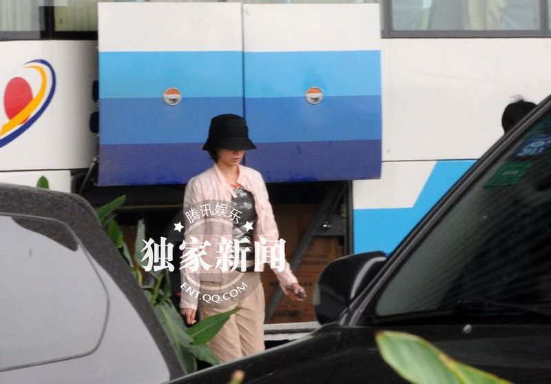 董卿低调装扮素颜独自回京 面色疲惫疑劳累过度