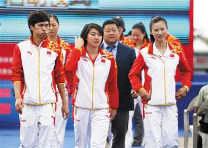 张继科回青粉丝一路追跑 工作人员救驾大喊快跑