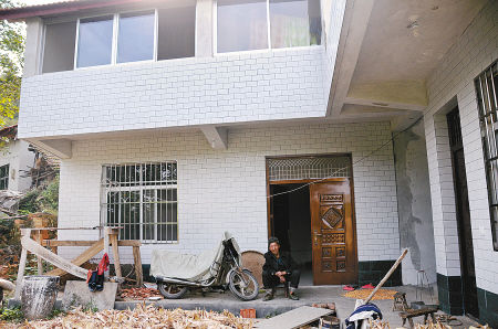 陕西勉阳镇村民领3万移民补助款需先交1.1万