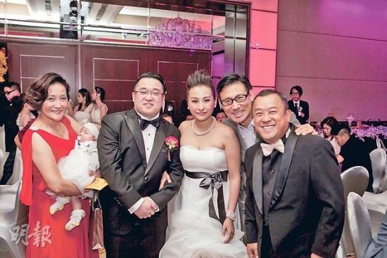 曾志伟喝儿子喜酒不省人事 被人用轮椅推走