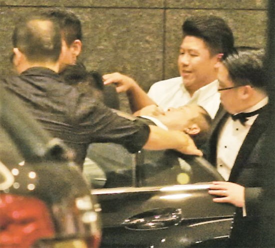 曾志伟喝儿子喜酒不省人事 被人用轮椅推走