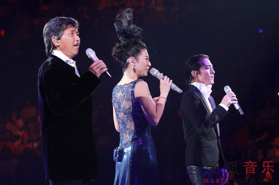 叶倩文林子祥携子同台合唱 继子也留小胡子