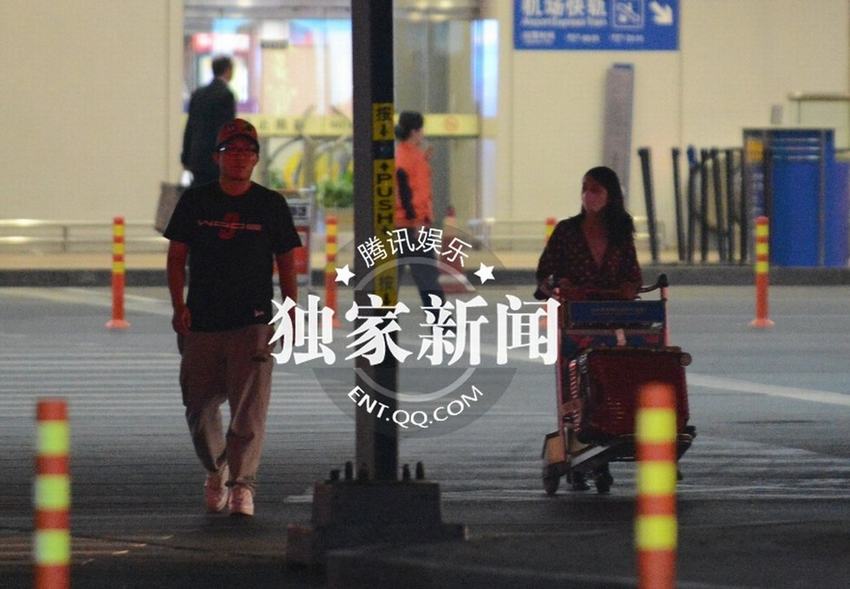 周冬雨获神秘帅哥接机疑男友曝光 遭富二代猛追