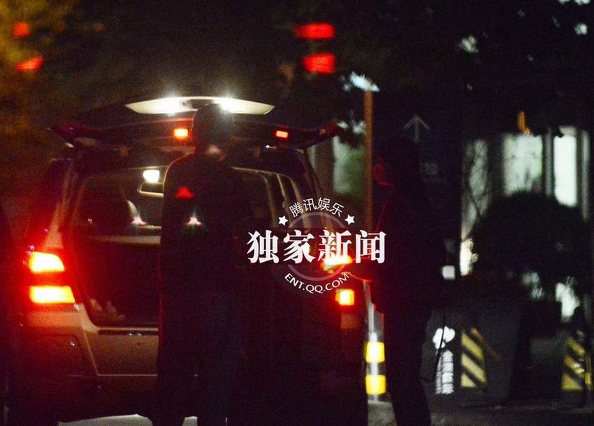 周冬雨获神秘帅哥接机疑男友曝光 遭富二代猛追