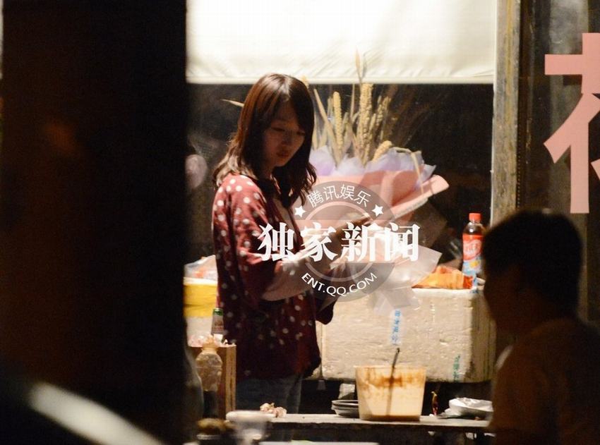 周冬雨获神秘帅哥接机疑男友曝光 遭富二代猛追