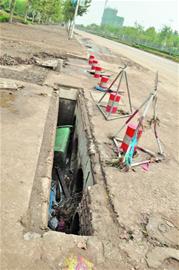 青岛胶南暴雨留下一地泥巴垃圾 百余汽车车牌待认领