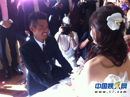 林丹谢杏芳大婚现场:林丹携伴郎跳四小天鹅