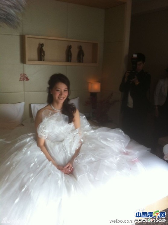 林丹谢杏芳大婚现场:林丹携伴郎跳四小天鹅