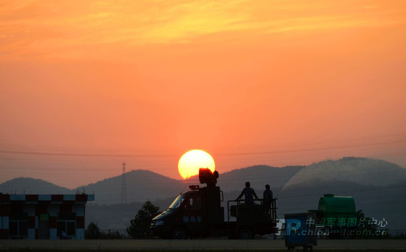 解放军歼-11部队展开夜间综合战术对抗训练