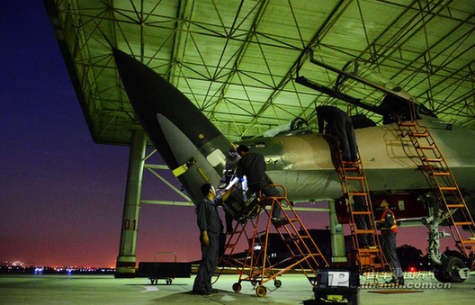 解放军歼-11部队展开夜间综合战术对抗训练