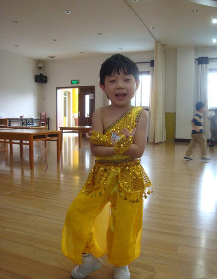 华少5岁儿子生活照曝光 妻子是我爱记歌词编导