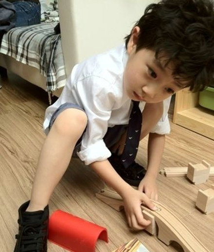 华少5岁儿子生活照曝光 妻子是我爱记歌词编导(组图)