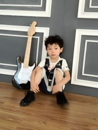 华少5岁儿子生活照曝光 妻子是我爱记歌词编导