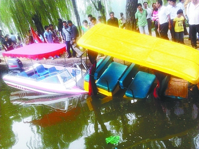 3岁女童偷开电瓶车撞翻快艇 随车掉水底