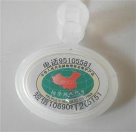 防伪标牌2元1块绑蟹腿 青岛小摊卖假冒阳澄湖大闸蟹