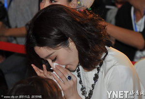 范冰冰白裙下方露小缝耍性格 疑似流鼻血致胸前现尴尬