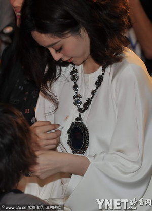 范冰冰白裙下方露小缝耍性格 疑似流鼻血致胸前现尴尬