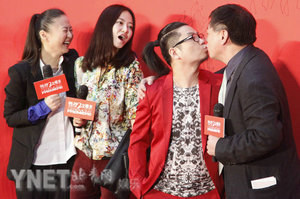 范冰冰白裙下方露小缝耍性格 疑似流鼻血致胸前现尴尬