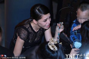 范冰冰白裙下方露小缝耍性格 疑似流鼻血致胸前现尴尬