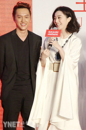 范冰冰白裙下方露小缝耍性格 疑似流鼻血致胸前现尴尬