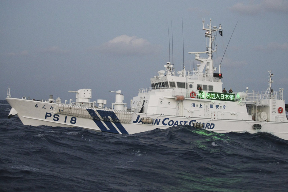 台湾渔船逼近钓鱼岛遭包围 互射水炮(图) 