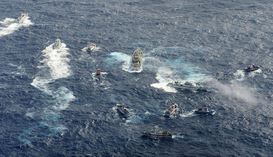 台湾渔船逼近钓鱼岛遭包围 互射水炮(图) 