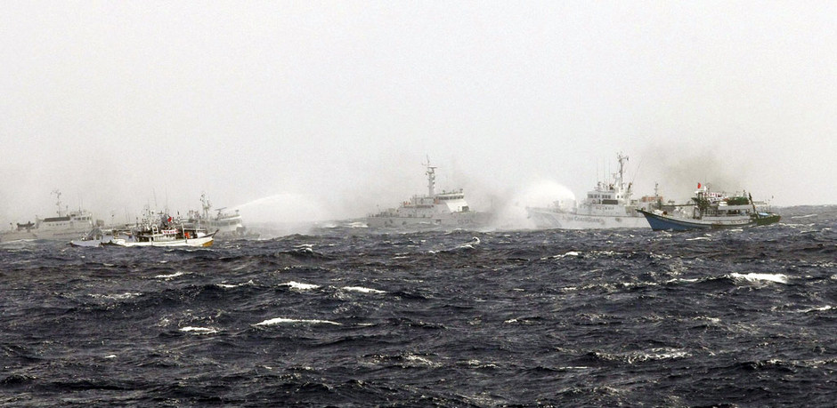 台湾渔船逼近钓鱼岛遭包围 互射水炮(图) 