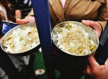 家长：孩子吃的是剩饭菜 园方：那是娃娃吃剩了的