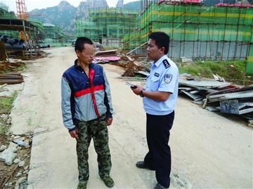 青岛小伙爬40米塔吊嚎啕大哭 讨7千元工资随风飘摇 青岛小伙爬40米塔吊嚎啕大哭 讨7千元工资随风飘摇