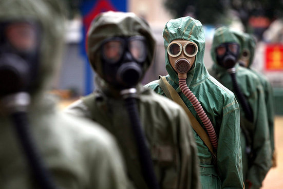 大学军训模拟核爆 学生头戴防毒面具似生化危机
