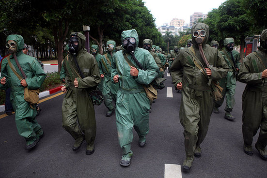 大学军训模拟核爆 学生头戴防毒面具似生化危机