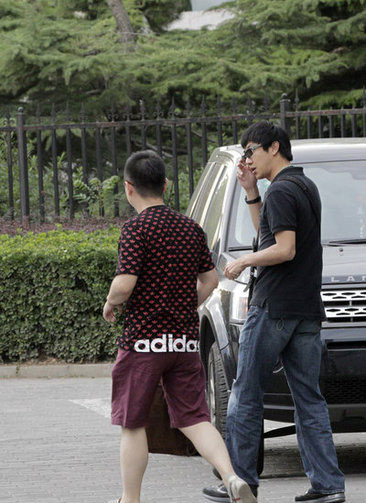 鄢颇被砍后复出身材发福 传年底与李小冉结婚