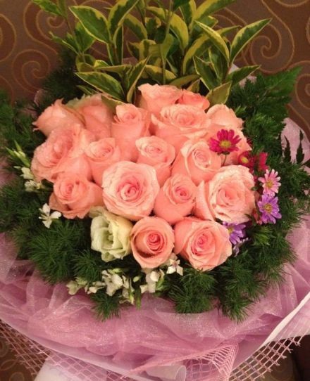 李湘王岳伦携女庆生 女儿紧盯王岳伦切蛋糕