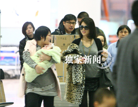 李湘王岳伦携女庆生 女儿紧盯王岳伦切蛋糕