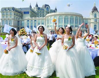 青岛8对一线工人海泉湾集体大婚 公司花12万包办当中秋贺礼