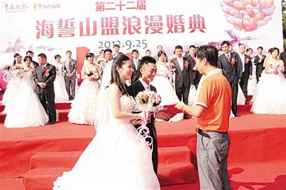 青岛25对新人共赴海誓山盟婚典 中式热烈融合西式浪漫