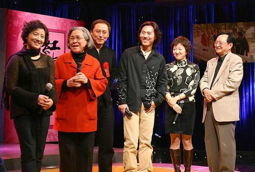 87版红楼梦明星再聚首 宝钗依然美艳打动网友