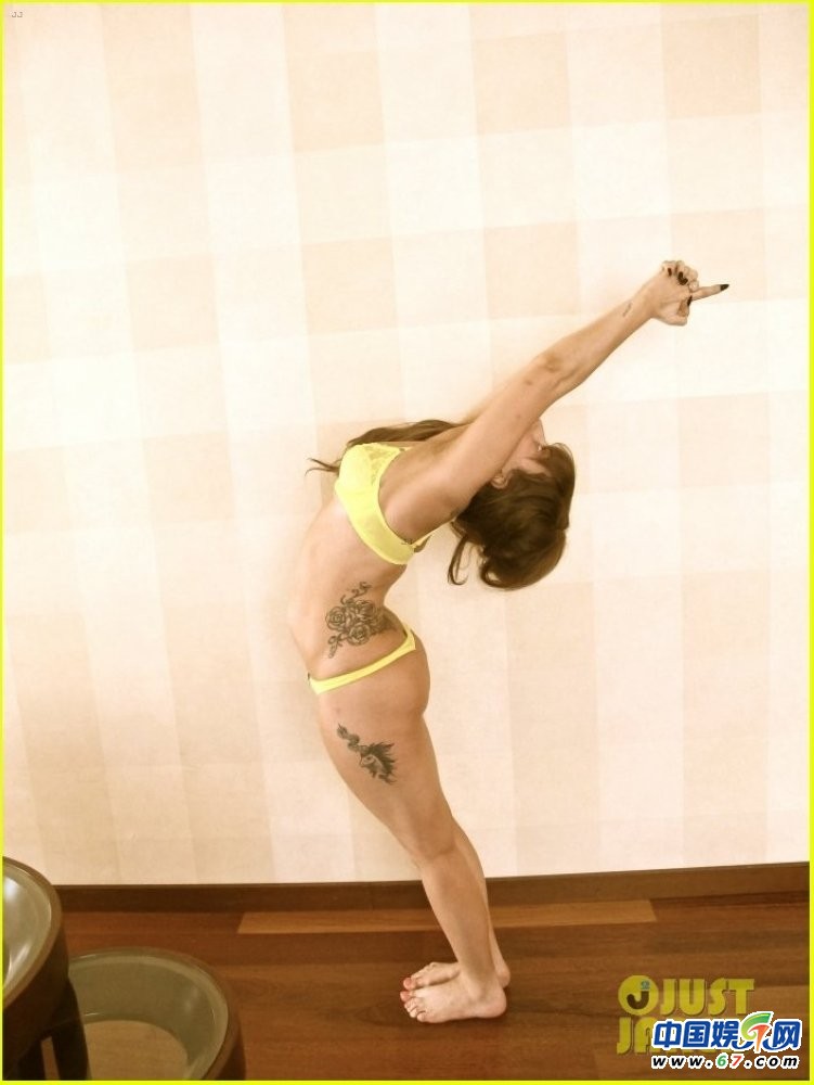 LadyGaga自晒内衣照现八字奶 网友直呼要疯