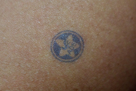 深圳：小学生表现不好 老师在其脸上盖章