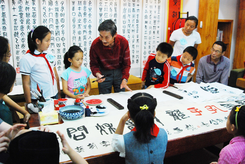 青岛百名儿童穿汉服过中秋 吟诗作画品茶 青岛百名儿童穿汉服过中秋 吟诗作画品茶