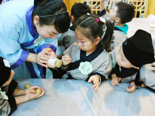 青岛百名儿童穿汉服过中秋 吟诗作画品茶 青岛百名儿童穿汉服过中秋 吟诗作画品茶