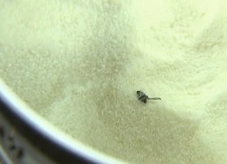 进口合生元奶粉吃出苍蝇 超市称开罐就不验