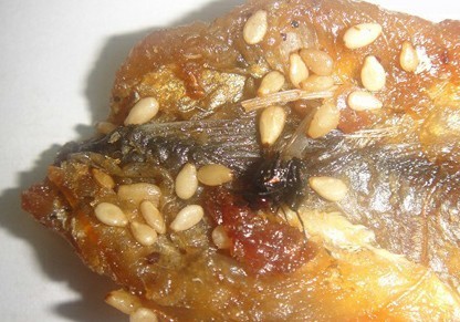 青岛晨旭烤鱼片吃出死苍蝇 游客谈鱼色变