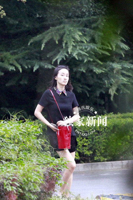 赵子琪素颜脸黄似大婶 瘦身成功眉飞色舞会友