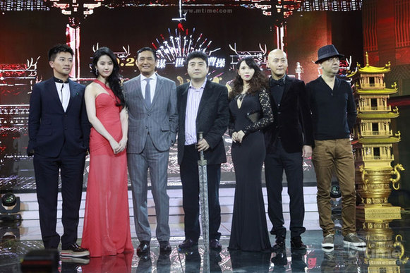 周润发刘亦菲台上贴脸热吻 羡煞旁观苏有朋