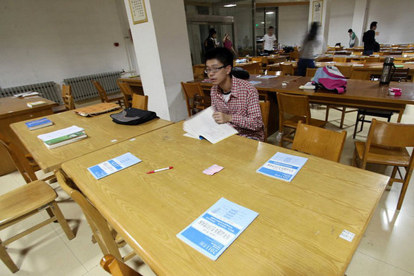 山东高校考研学生凌晨排队抢座 图书馆门口苦等(组图)