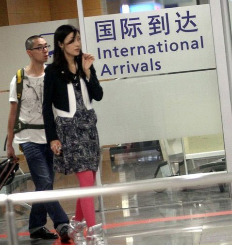 李嘉欣素颜现身依旧美艳