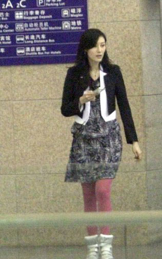 李嘉欣素颜现身依旧美艳